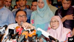 Anwar Ibrahim speaks next to his wife Wan Azizah, president of Justice Party, during a press conference at their house in Kuala Lumpur, Malaysia, May 16, 2018.