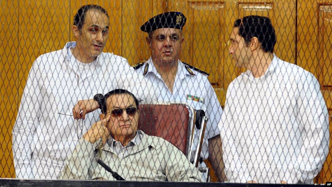 Mantan Presiden Mesir Hosni Mubarak, duduk, bersama dua putranya Gamal Mubarak (kiri) dan Alaa Mubarak (kanan) pada sidang di Akademi Polisi, Kairo, Sabtu (14/9). 