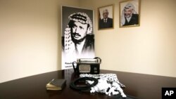 Barang-barang peninggalan mendiang pemimpin Palestina Yasser Arafat dipamerkan di musium di Ramallah (Foto: dok).