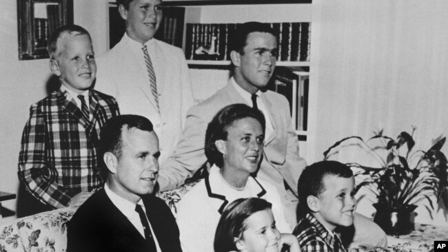 Ảnh gia đình Bush năm 1964. Tổng thống George H.W. Bush ngồi trên ghế với vợ, bà Barbara, và các con. Tổng thống George W. Bush ở bên phải ngay đằng sau mẹ. Đứng đằng sau ghế là Neil and Jeb Bush.
