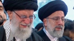 En esta imagen tomada del video, el líder supremo iraní Ayatollah Ali Khamenei, a la izquierda, llora abiertamente mientras dirige una oración sobre el ataúd del general Qassem Soleimani, en Teherán, Irán, el 6 de enero de 2020.