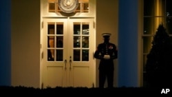 Un oficial de la Marina vigila la entrada al Ala Oeste de la Casa Blanca, después que se decidiera que el presidente Donald Trump será enjuiciado nuevamente. La presencia del soldado significa que el presidente está en la Oficina Oval.