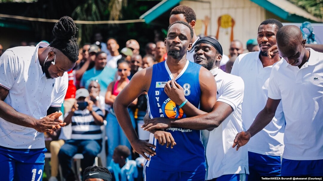 Elvis Hakizimana, (Ari hagati mu mpuzu z'ubururu) asezeye Urunani yakiniye imyaka 20