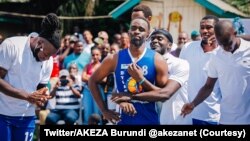 Elvis Hakizimana, (Ari hagati mu mpuzu z'ubururu) asezeye Urunani yakiniye imyaka 20