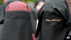Des femmes voilées assistent à un discours du prédicateur Pierre Vogel, à Offenbach, près de Francfort, en Allemagne, le 28 juin 2014.