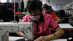 북한 라선 경제특구의 의류공장에서 노동자들이 재봉작업을 하고 있다. (자료사진)