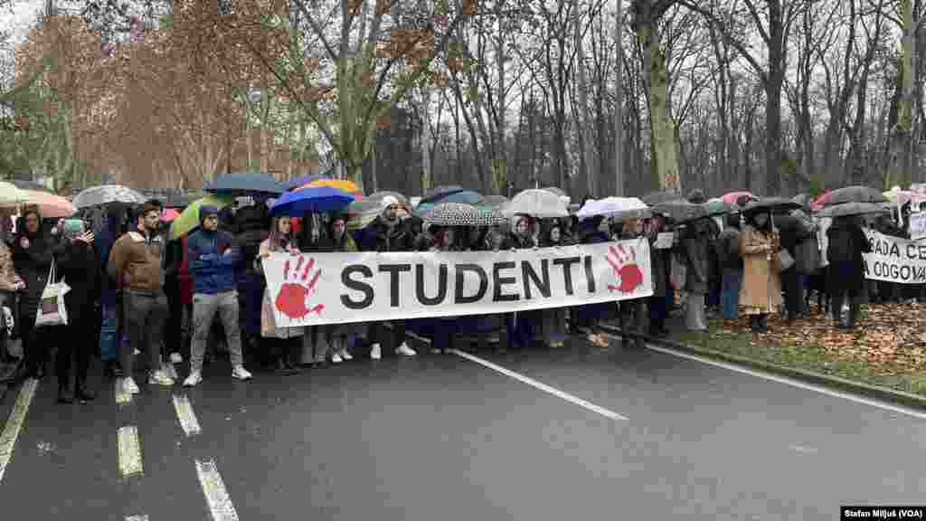 U okviru akcije &quot;Zastani Srbijo&quot; studenti Fakulteta organizacionih nauka i Fakulteta političkih nauka zajedno su blokirali Bulevar Oslobođenja u Beogradu (foto: Glas Amerike / Stefan Miljuš)