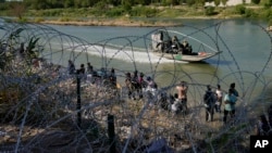 ARCHIVO - Migrantes que cruzaron a Estados Unidos de México a lo largo de la orilla del río Bravo (Grande), el 21 de septiembre de 2023, en Eagle Pass, Texas.