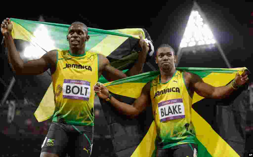 Usain Boltm, huy chương v&agrave;ng, v&agrave; bạn đồng hương người Jamaica, Yohan Blake, huy chương bạc, sau khi thắng giải chạy 100 m&eacute;t nam. 5/8/2012. 