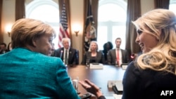 Ivanka Trump (à dr.) s'entretenant avec la chancelière allemande Angela Merkel à Washington, le 17 mars 2017