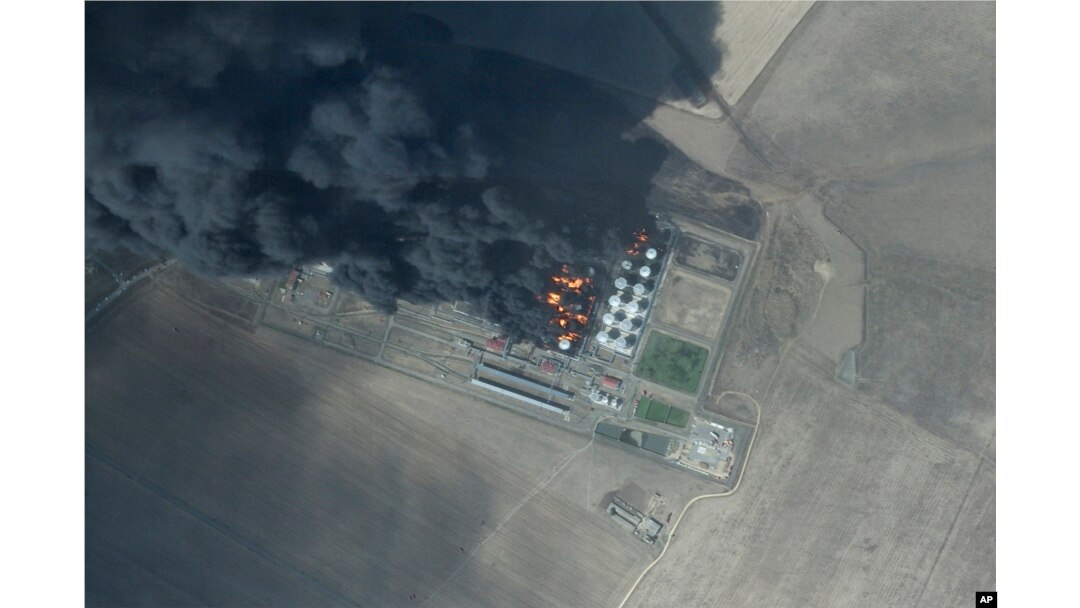Kebakaran di depot minyak sebelumnya terjadi akibat serangan pesawat nirawak Ukraina di dekat Proletarsk, Rusia, Senin, 19 Agustus 2024. (Planet Labs PBC via AP)