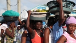 Fanm ayisyèn nan Wanament k ap tann pou yo al achte nan Dajabón, Repiblik Dominikèn (Foto: REUTERS/Ricardo Rojas, 10 oktòb 2018).