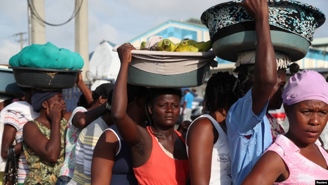 Medanm ayisyèn sa yo ap tann nan liy pou travèse fwontyè dominiken pou al vann machandiz yo nan zòn Dajabon. Ayiti, Sendomeng, 10 oktòb 2018. Foto: REUTERS/Ricardo Rojas 