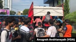 Ratusan WNA Bangladesh saat akan dikirim ke Rumah Detensi Imigrasi (Rudenim) Belawan menggunakan truk, Rabu (6/2). (foto: VOA/Anugrah Andriansyah)