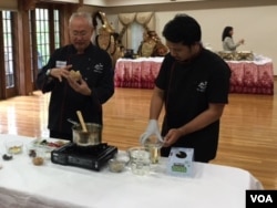 William Wongso beserta tim melakukan demo masak di acara Culinary Business Workshop di Washington, DC (dok: VOA)