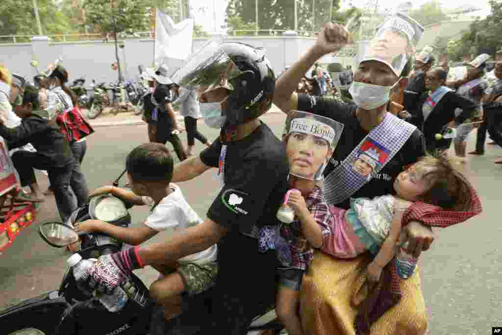 A family takes part in a rally to mark the World Women&#39;s Day, in Phnom Penh, Cambodia, March 8, 2013.&nbsp;