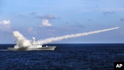 Khu trục hạm tên lửa Yuncheng của Trung Quốc phóng tên lửa chống hạm trong một cuộc tập trận ở vùng biển gần đảo Hải Nam và quần đảo Hoàng Sa vào tháng 8/2016.