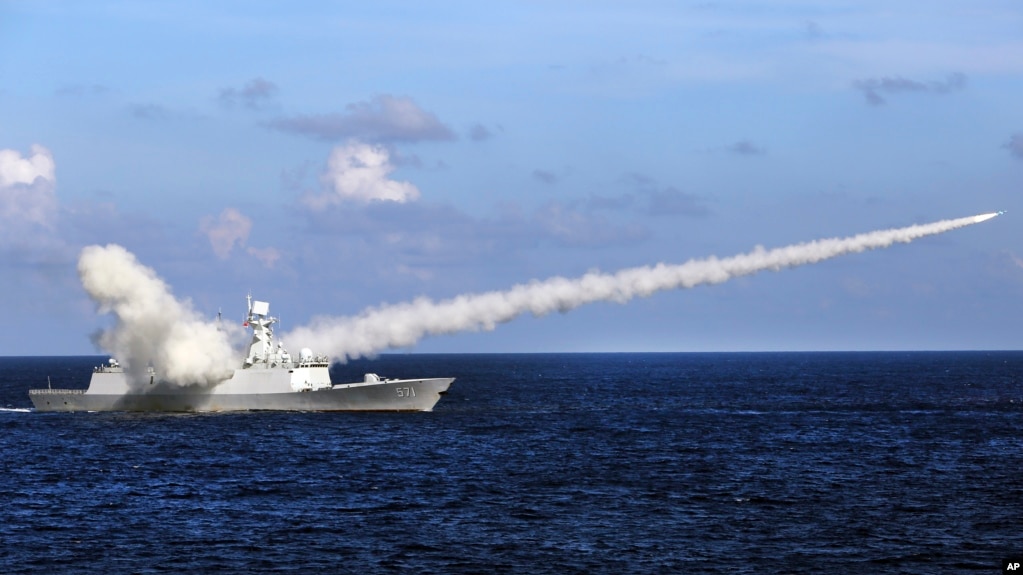 Tàu hộ vệ tên lửa của Trung Quốc tại một cuộc tập trận tên Biển Đông, trong bức ảnh do Tân Hoa Xã công bố hôm 8/7/2016. Hải quân Việt Nam và Trung Quốc vừa nhất trí thiết lập một đường dây nóng để "chia sẻ thông tin về tình hình trên biển."
