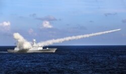 Kapal fregat rudal China Yuncheng meluncurkan rudal anti-kapal saat latihan militer di perairan dekat Pulau Hainan dan Kepulauan Paracel China selatan, 8 Juli 2016. (Foto: Kantor Berita Xinhua).