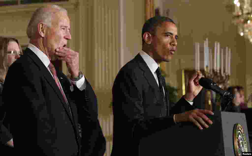 U.S. President Barack Obama (R) delivers a statement on the U.S. &quot;Fiscal Cliff&quot; in the East Room of the White House as Vice President Joe Biden looks on, in Washington, November 9, 2012. REUTERS/Jason Reed (UNITED STATES - Tags: POLITICS BUSINESS) 