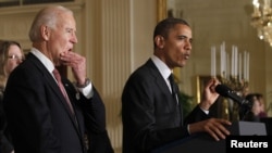Predsednik Obama daje izjavu o "fiskalnoj provaliji" u Beloj kući. Iza njega je potpredsednik Džo Bajden.