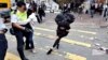 警察实弹打中示威者后香港紧张局势升级 