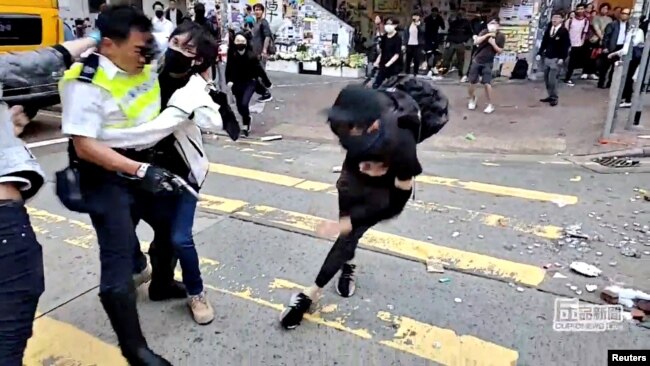 香港一名警察2019年11月11日在西灣河向示威者實彈開槍。