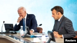 Presiden AS Joe Biden dan Presiden Prancis Emmanuel Macron berpartisipasi dalam sesi akhir dari pertemuan kelompok negara G-7 di Carbis Bay, Cornwall, Inggris, Britain, pada 13 Juni 2021. (Foto: Reuters/Doug Mills)