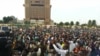 Plusieurs milliers de personnes rassemblées sur la place de la Nation manifestent contre l’inaction devant les attaques jihadistes, à Ouagadougou, Burkina Faso, 29 septembre 2018. (Twitter/Lookman sawadogo)