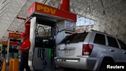 Hacer fila para conseguir gasolina también es un común denominador en el país suramericano. 