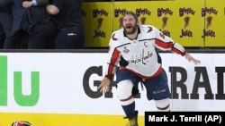 El capitán de los Capitals de Washington Alex Ovechkin, originario de Rusia, celebra el triunfo de su equipo ante Golden Knights en quinto juego de la NHL el jueves, 7 de junio de 2018.