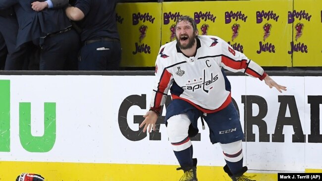 El capitán de los Capitals de Washington Alex Ovechkin, originario de Rusia, celebra el triunfo de su equipo ante Golden Knights en quinto juego de la NHL el jueves, 7 de junio de 2018.