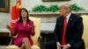 Donald Trump ketika masih menjabat sebagai Presiden AS bertemu dengan Duta Besar AS untuk PBB Nikki Haley di Ruang Oval Gedung Putih, Selasa, 9 Oktober 2018, di Washington. (Foto: AP)