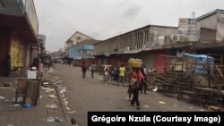 Une rue du marché central de Kinshasa vidée de ses vendeurs, des acheteurs et passants après une attaque d’hommes armés non-identifiés, 14 juillet 2017. (Crédit-photo: Grégoire Nzula)