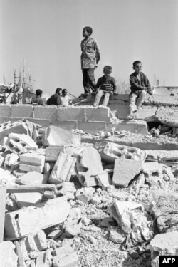 FILE - Anak-anak Suriah bermain di reruntuhan rumah yang hancur di Damaskus, pada 19 Oktober 1973 setelah serangan Israel ke ibu kota selama Perang Yom Kippur. (AFP)