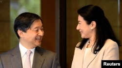 Putra Mahkota Jepang Naruhito berbicara dengan istrinya, Putri Mahkota Masako, sebelum melawat ke Brasil, di Istana Togu di Tokyo, Jepang, 16 Maret 2018. (Foto: Reuters)