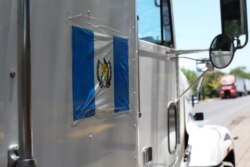 Una bandera de Guatemala se observa en uno de los furgones retenidos en la frontera de Nicaragua con Costa Rica.