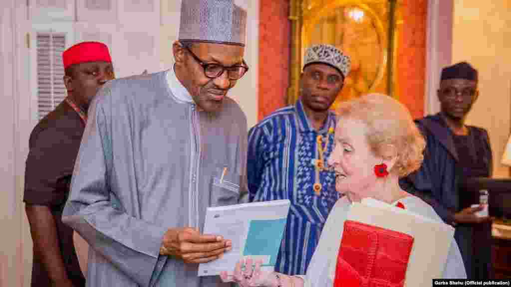 Le président nigérian, Muhammadu Buhari et l&#39;ancienne secrétaire d&#39;Etat américaine, Madeleine Albright, Washington, 19 juillet 2015.