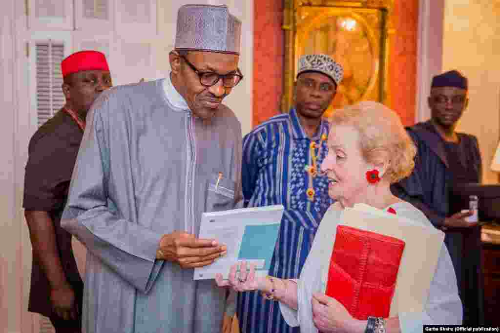 Shugaba Muhammadu Buhari tare da tsohuwar sakatariyar harkokin wajen Amurka, Madeline Albright, a masaukinsa na Blair House dake jikin fadar White House a Washington, Lahadi 19 Yuli, 2015