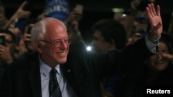 Bernie Sanders dün gece Michigan'da seçmenleriyle bir araya geldi.