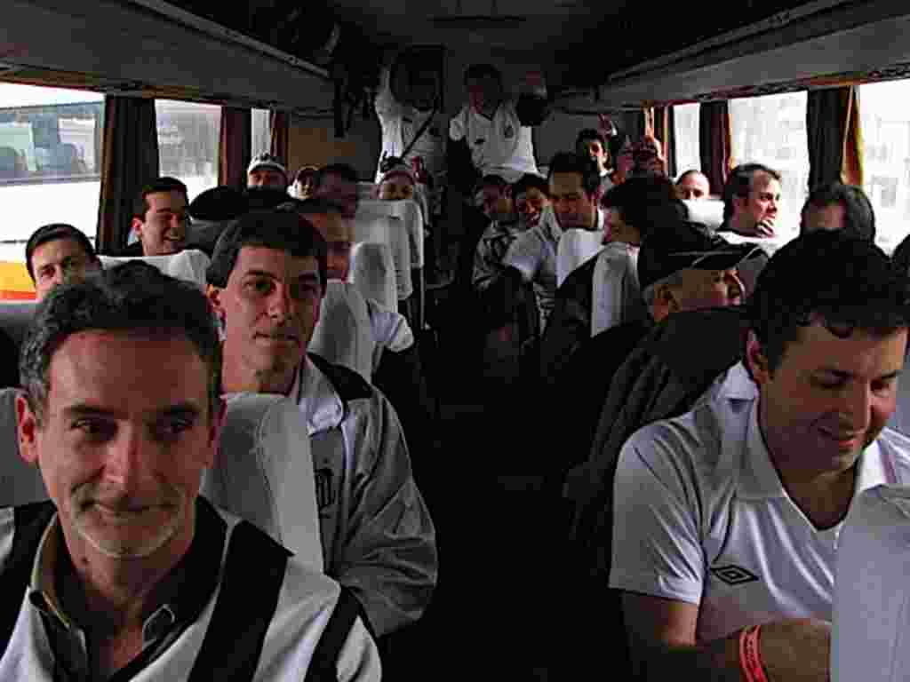 Los torcedores de Santos iban a comer y a buscar "cachaça" para entrar en calor, según dijeron, antes de ir al Estadio Centenario para apoyar a su equipo.