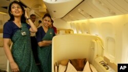 Pramugari Air India di dalam pesawat Boeing 777-200 LR di bandara internasional Chattrapati Shivaji, Mumbai, India. (Foto: dok).