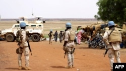 Des soldats sénégalais de la mission de maintien de la paix des Nations unies au Mali (MINUSMA) patrouillent à pied dans les rues de Gao, le 24 juillet 2019, au lendemain d'une attaque contre une base internationale de maintien de la paix au Mali.