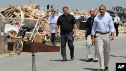 奥巴马总统视察遭遇龙卷风袭击的阿肯色州维洛尼亚市（2014年5月7日）