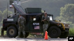 ARHIVA - Pripadnici KFOR-a u Leposaviću (Foto: AP)
