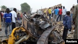 Warga Nigeria memeriksa lokasi serangan bom di Maiduguri, negara bagian Borno (foto: dok). 