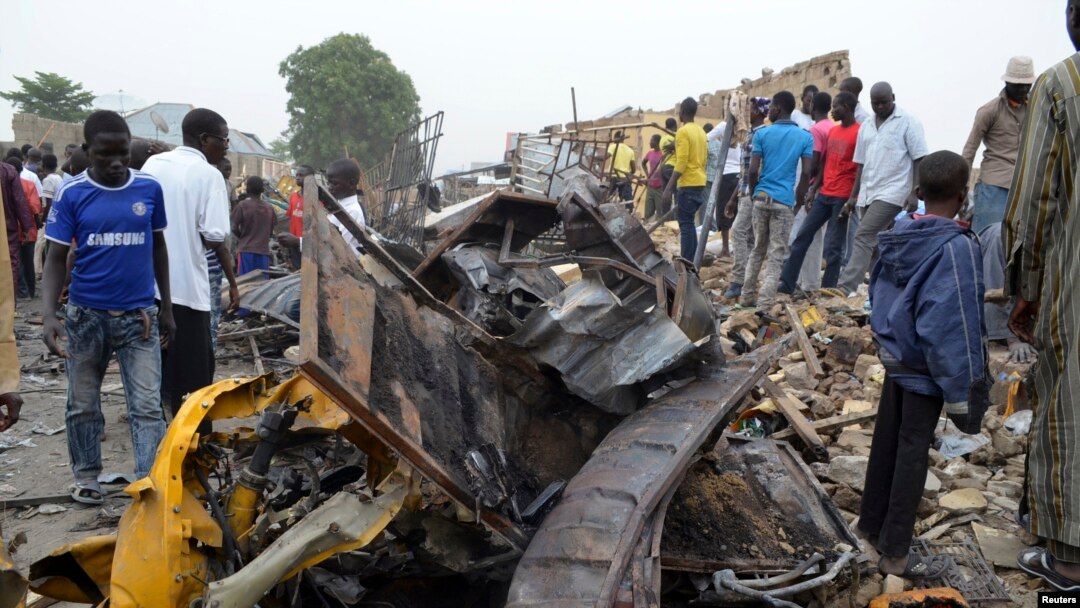 Warga mengamati kerusakan pasca ledakan di sebuah pasar di wilayah Ajilari-Gomari dekat kota bandara Maiduguri, negara bagian Borno, 2 Maret 2014 (Foto: dok). Wilayah ini kembali diserang militan, Jumat pagi (14/3).