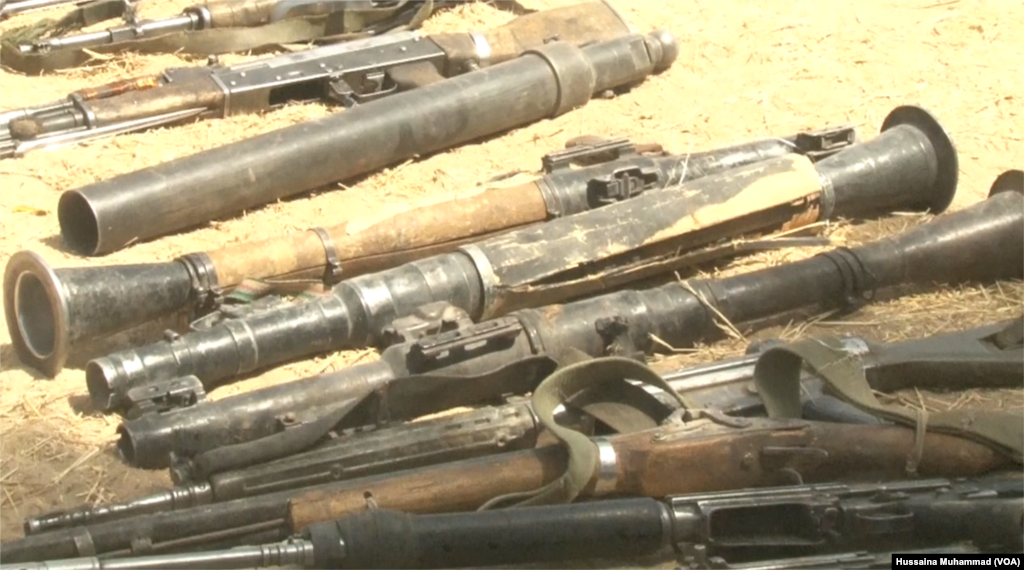 Wasu daga cikin makaman 'yan Boko Haram da suka mika wa sojoji, Fabrairu 05, 2018 