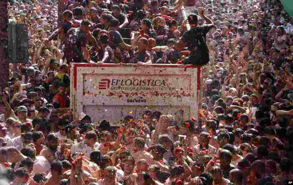 شرکت کنندگان در فستیوال سالانه خیابانی توماتینا، که به جنگ گوجه فرنگی نیز معروف است. در این فستیوال که در اسپانیا برگزا ر می شود، شرکت کنندگان به طرف هم گوجه فرنگی پرتاب می کنند.