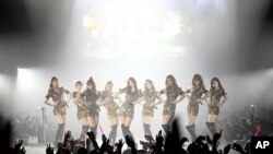 파리에서 공연하는 '소녀시대'